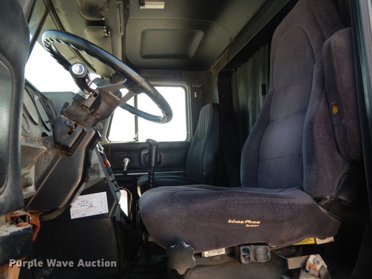 image for item JG9145 1999 Mack CH613  semi truck