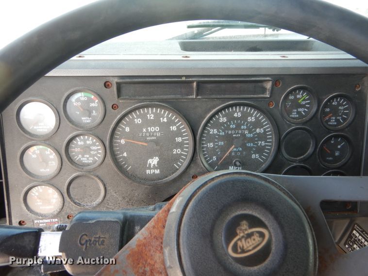 image for item JG9145 1999 Mack CH613  semi truck