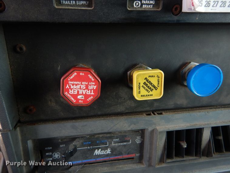 image for item JG9145 1999 Mack CH613  semi truck