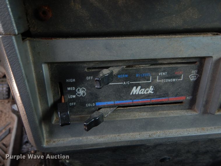 image for item JG9145 1999 Mack CH613  semi truck