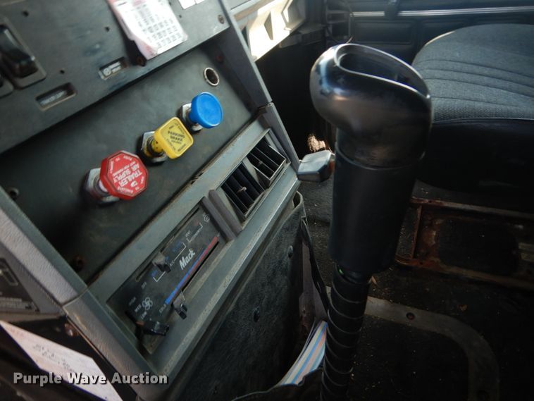 image for item JG9145 1999 Mack CH613  semi truck