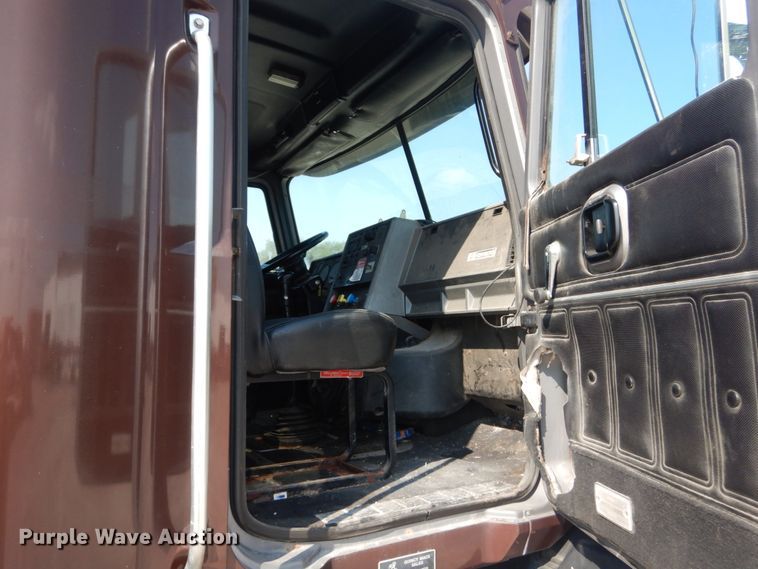 image for item JG9145 1999 Mack CH613  semi truck