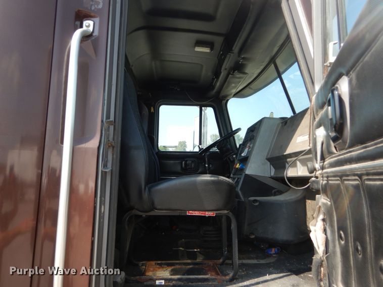 image for item JG9145 1999 Mack CH613  semi truck