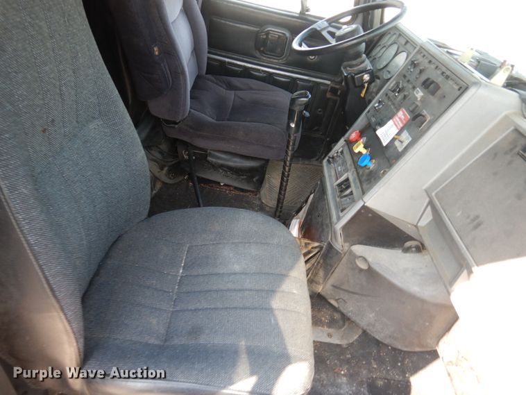 image for item JG9145 1999 Mack CH613  semi truck