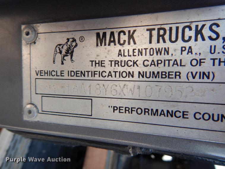 image for item JG9145 1999 Mack CH613  semi truck