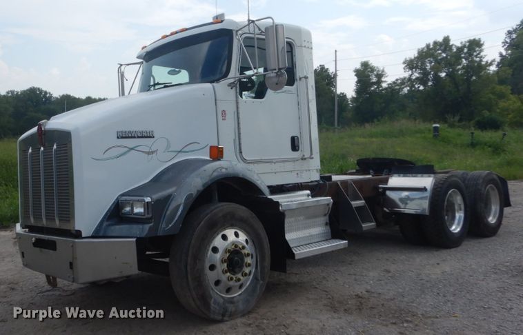 image for item JI9411 2007 Kenworth T800  semi truck