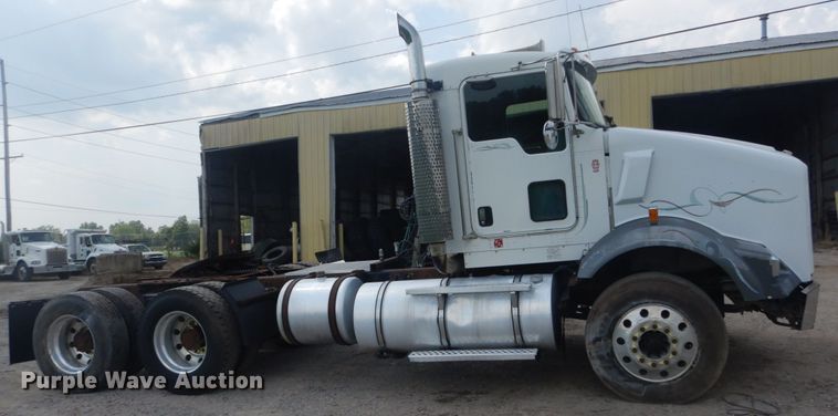 image for item JI9411 2007 Kenworth T800  semi truck