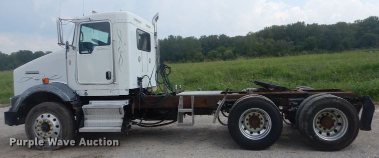 image for item JI9411 2007 Kenworth T800  semi truck