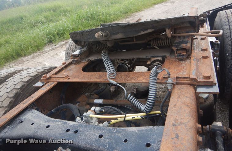 image for item JI9411 2007 Kenworth T800  semi truck