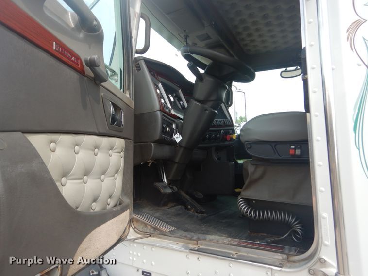 image for item JI9411 2007 Kenworth T800  semi truck