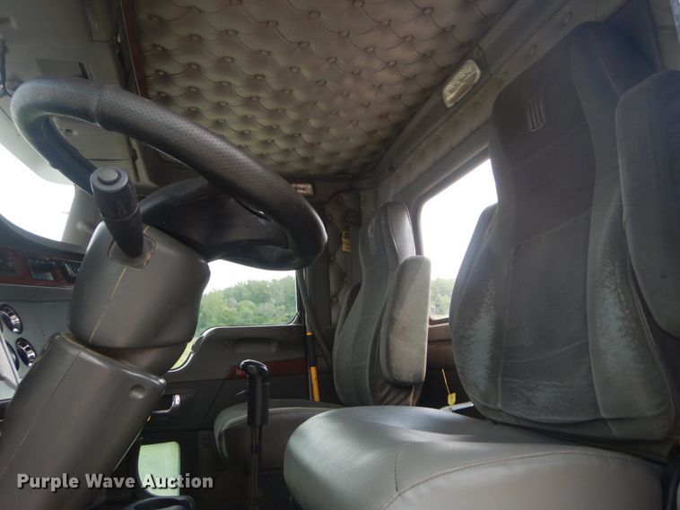 image for item JI9411 2007 Kenworth T800  semi truck