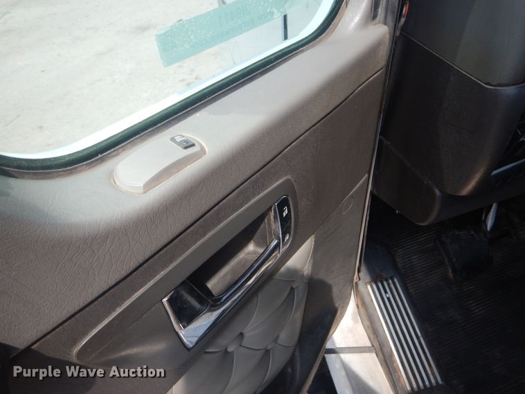 image for item JI9411 2007 Kenworth T800  semi truck