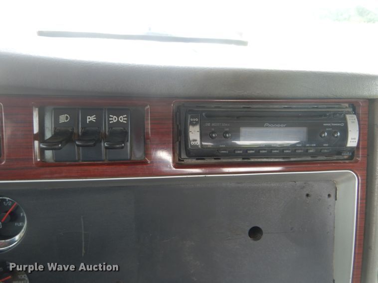 image for item JI9411 2007 Kenworth T800  semi truck