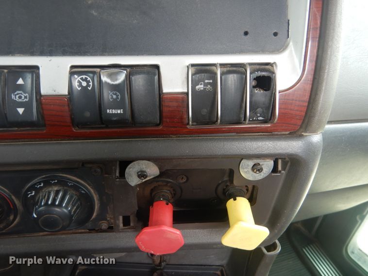 image for item JI9411 2007 Kenworth T800  semi truck