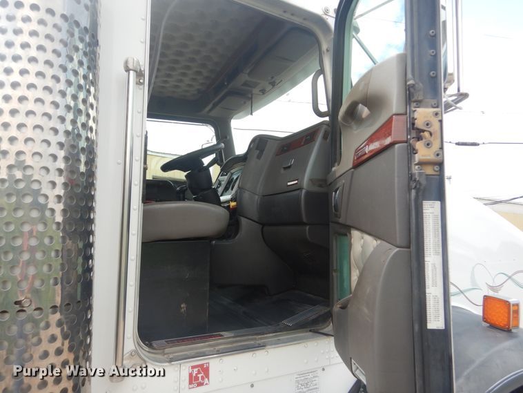 image for item JI9411 2007 Kenworth T800  semi truck