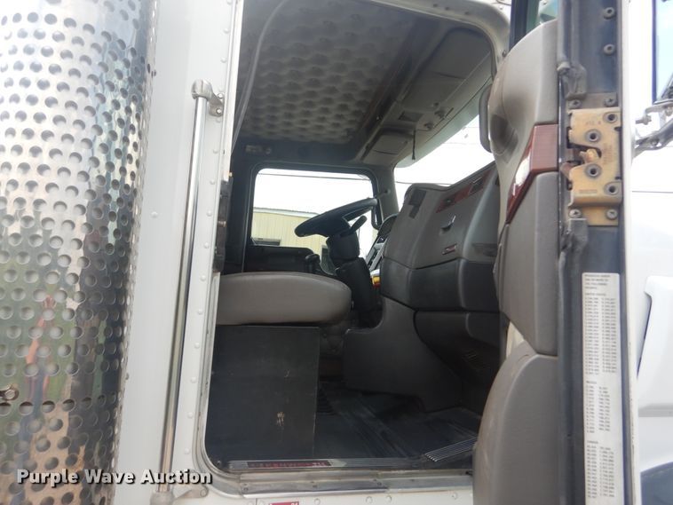 image for item JI9411 2007 Kenworth T800  semi truck