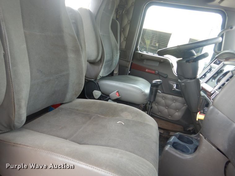 image for item JI9411 2007 Kenworth T800  semi truck