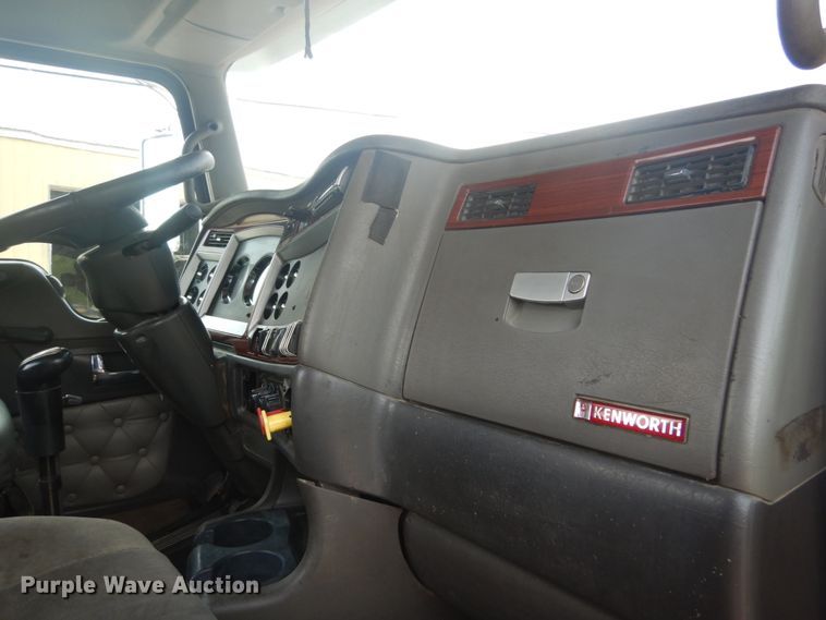 image for item JI9411 2007 Kenworth T800  semi truck