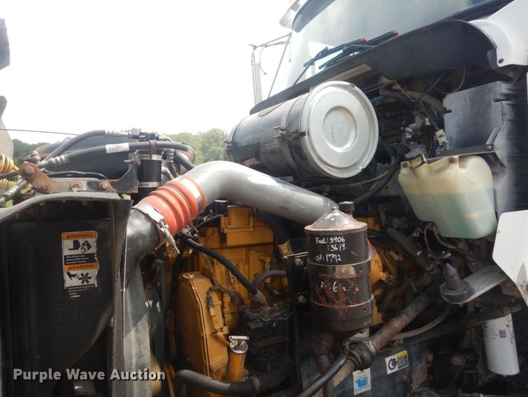 image for item JI9411 2007 Kenworth T800  semi truck