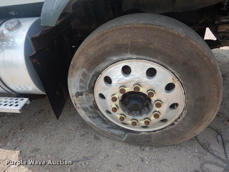 image for item JI9411 2007 Kenworth T800  semi truck