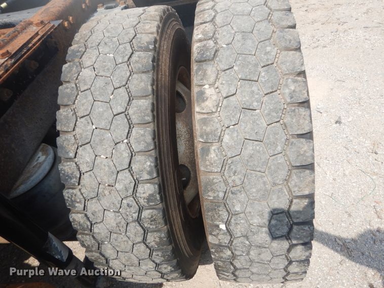 image for item JI9411 2007 Kenworth T800  semi truck