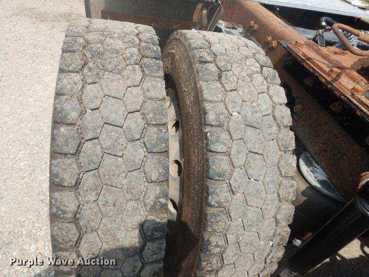 image for item JI9411 2007 Kenworth T800  semi truck