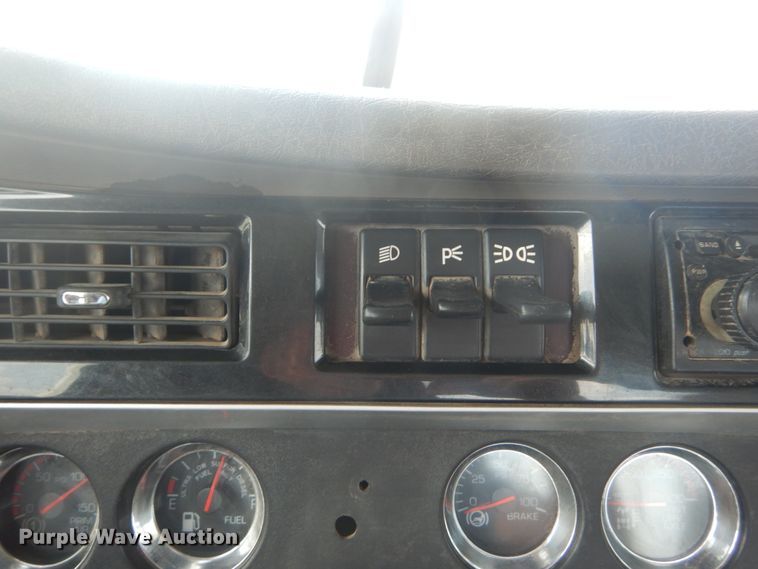 image for item JI9414 2008 Kenworth T800  semi truck