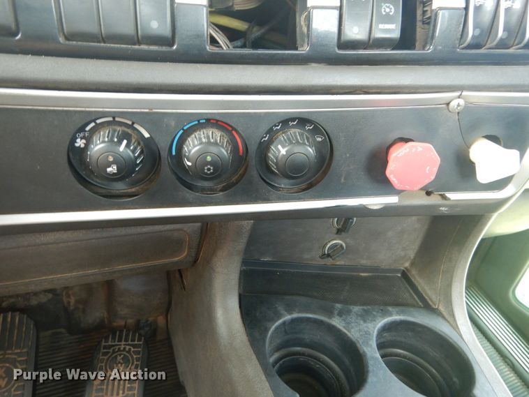 image for item JI9414 2008 Kenworth T800  semi truck