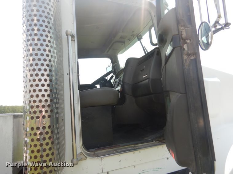 image for item JI9414 2008 Kenworth T800  semi truck