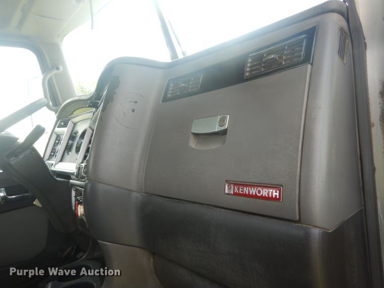 image for item JI9414 2008 Kenworth T800  semi truck