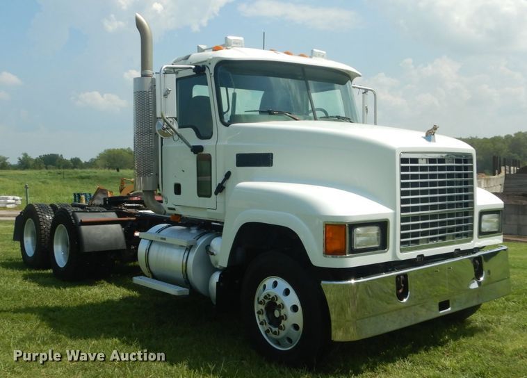 image for item JI9415 2006 Mack CH600  semi truck