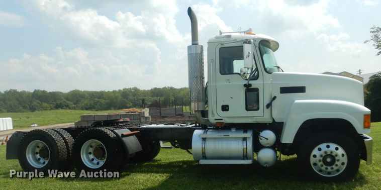 image for item JI9415 2006 Mack CH600  semi truck