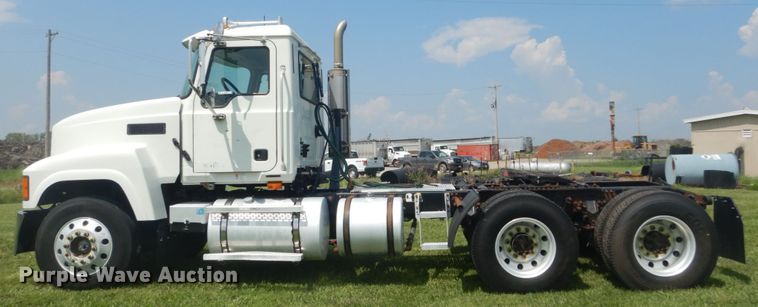 image for item JI9415 2006 Mack CH600  semi truck