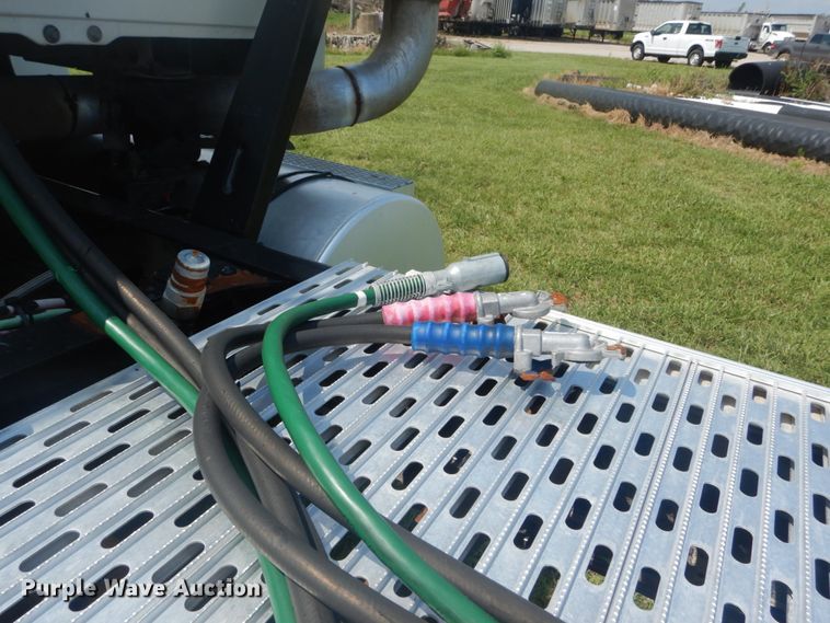 image for item JI9415 2006 Mack CH600  semi truck