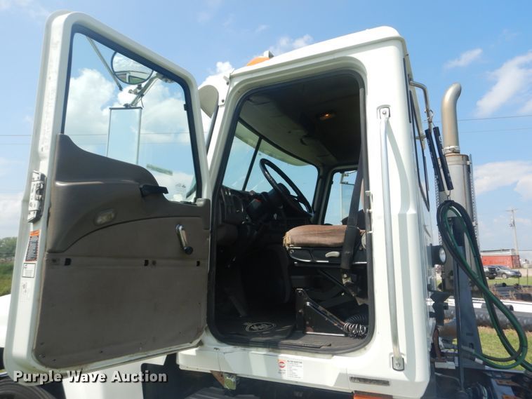 image for item JI9415 2006 Mack CH600  semi truck