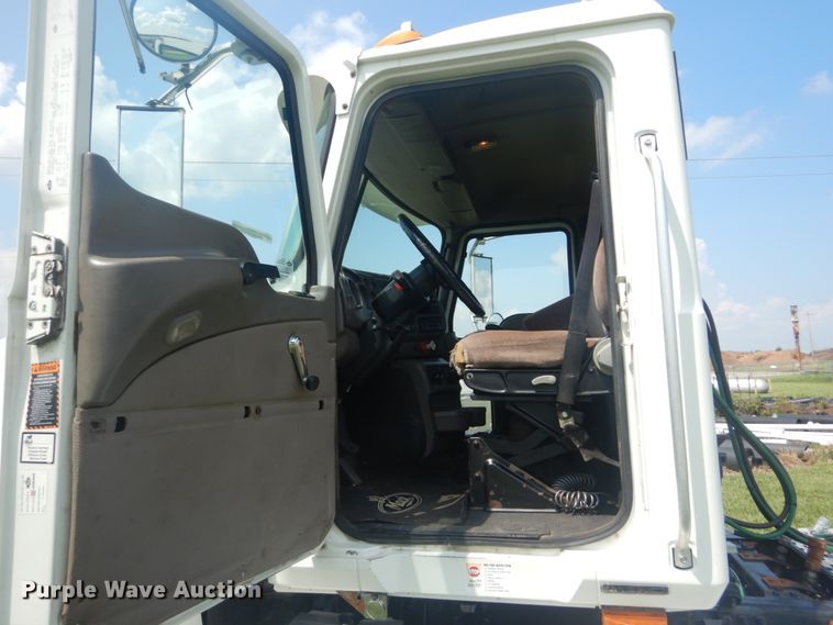 image for item JI9415 2006 Mack CH600  semi truck