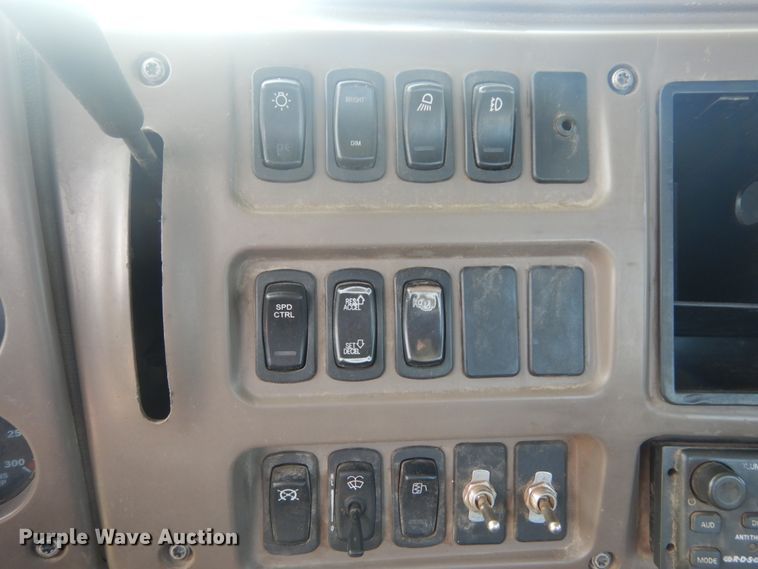 image for item JI9415 2006 Mack CH600  semi truck