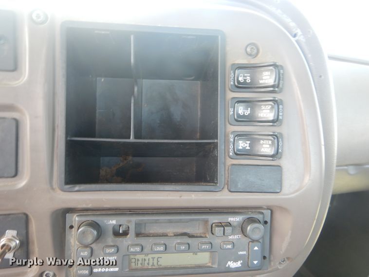 image for item JI9415 2006 Mack CH600  semi truck