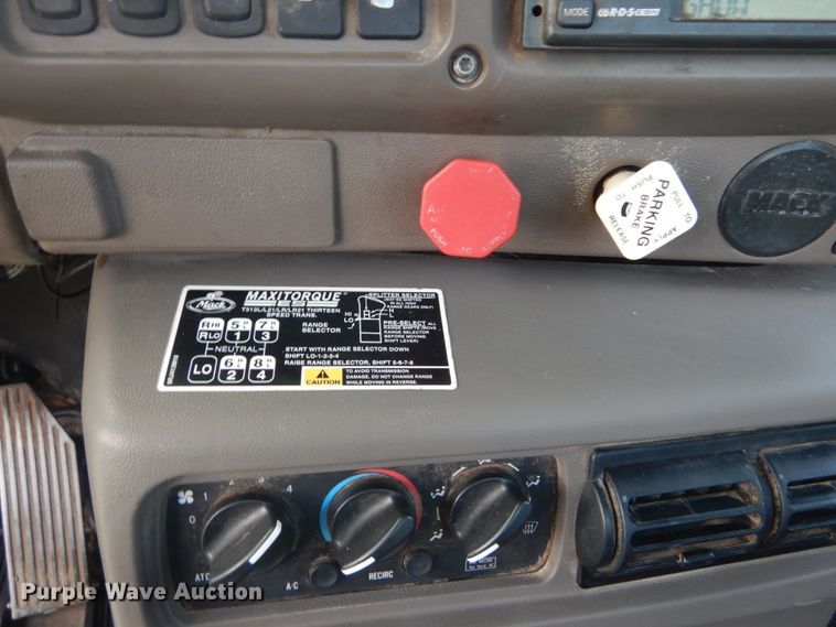 image for item JI9415 2006 Mack CH600  semi truck