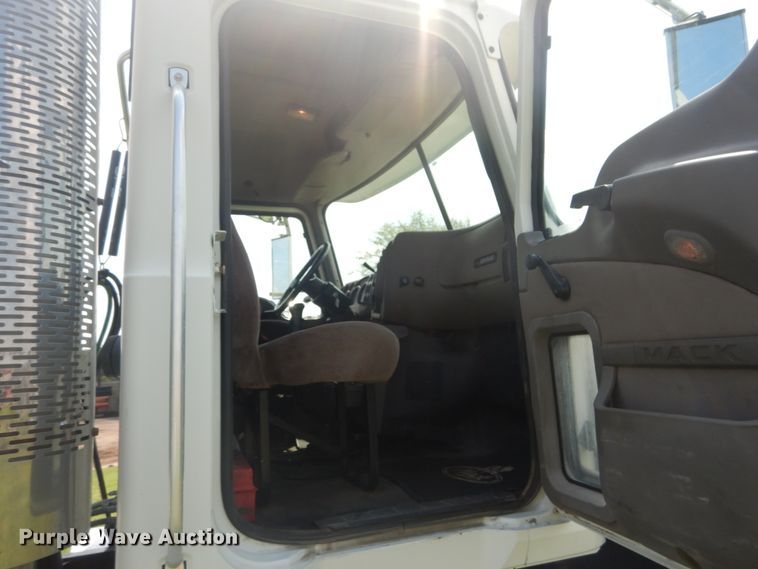 image for item JI9415 2006 Mack CH600  semi truck