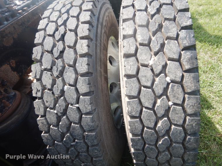 image for item JI9415 2006 Mack CH600  semi truck