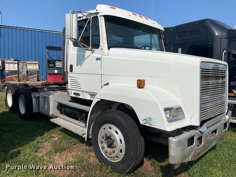 image for item JQ9617 2000 Freightliner FLC  semi truck