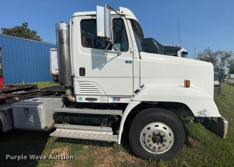 image for item JQ9617 2000 Freightliner FLC  semi truck