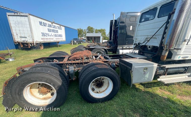 image for item JQ9617 2000 Freightliner FLC  semi truck