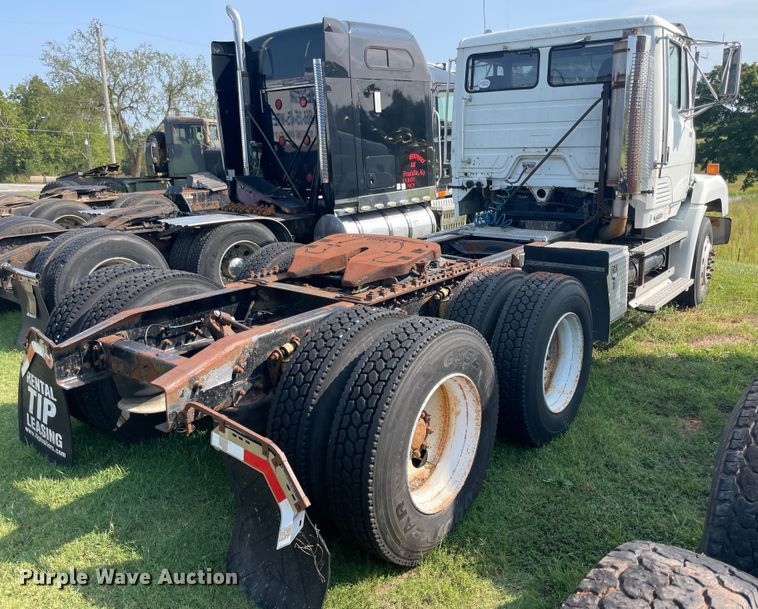 image for item JQ9617 2000 Freightliner FLC  semi truck