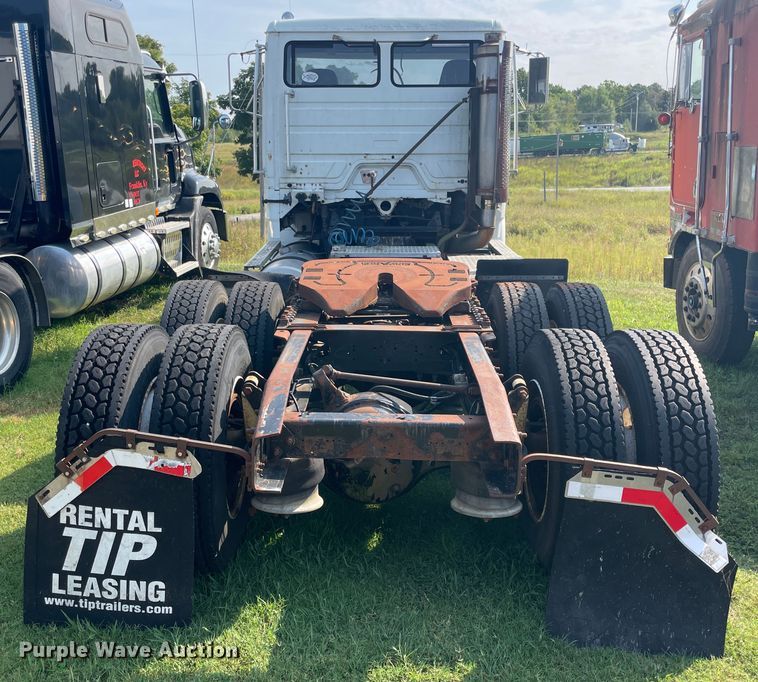 image for item JQ9617 2000 Freightliner FLC  semi truck