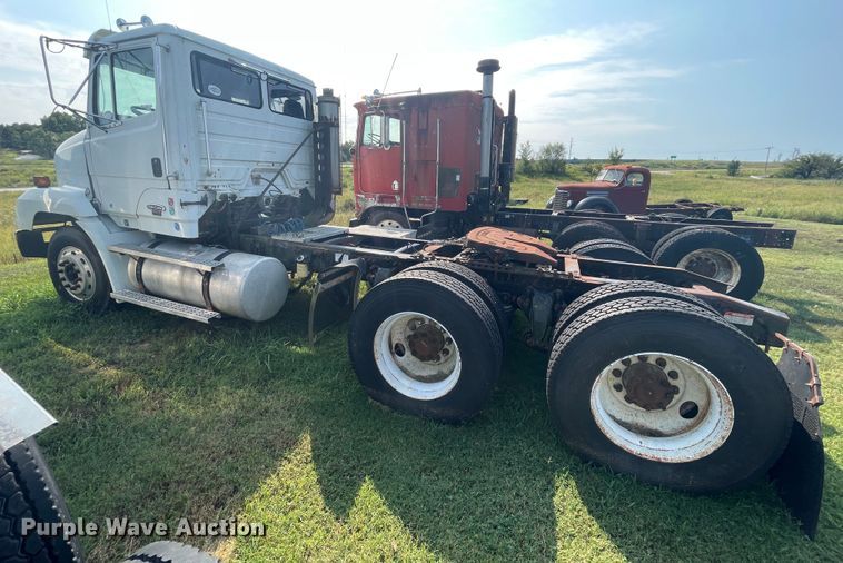 image for item JQ9617 2000 Freightliner FLC  semi truck