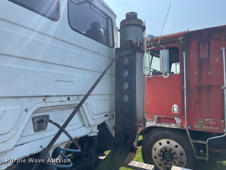 image for item JQ9617 2000 Freightliner FLC  semi truck