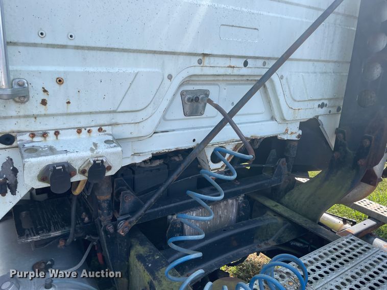 image for item JQ9617 2000 Freightliner FLC  semi truck