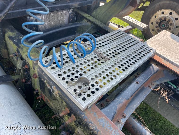 image for item JQ9617 2000 Freightliner FLC  semi truck